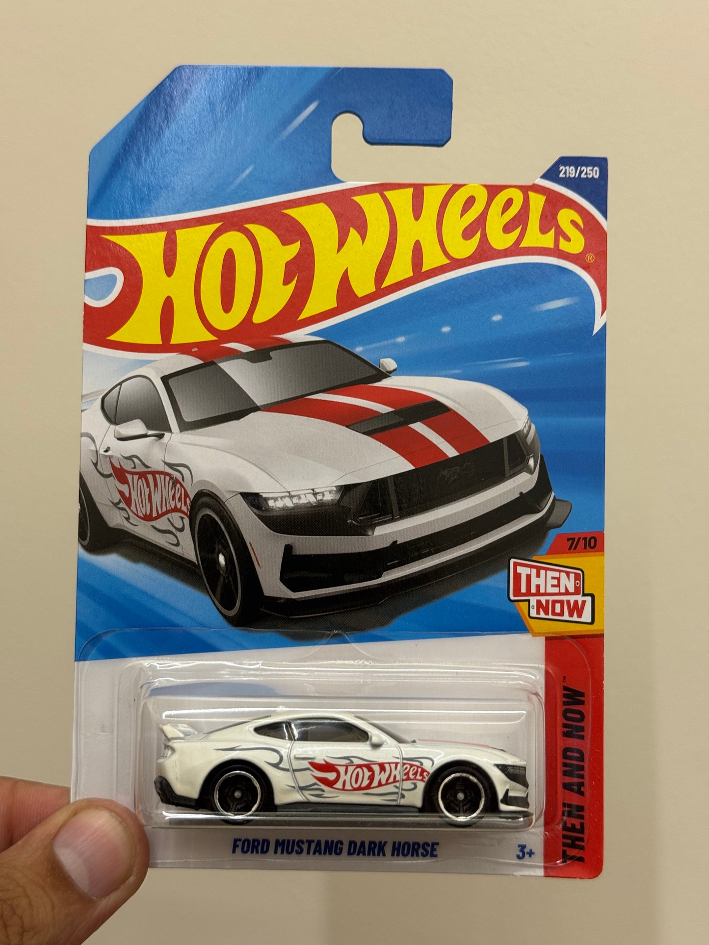 Hot Wheels - FORD MUSTANG DARK HORSE