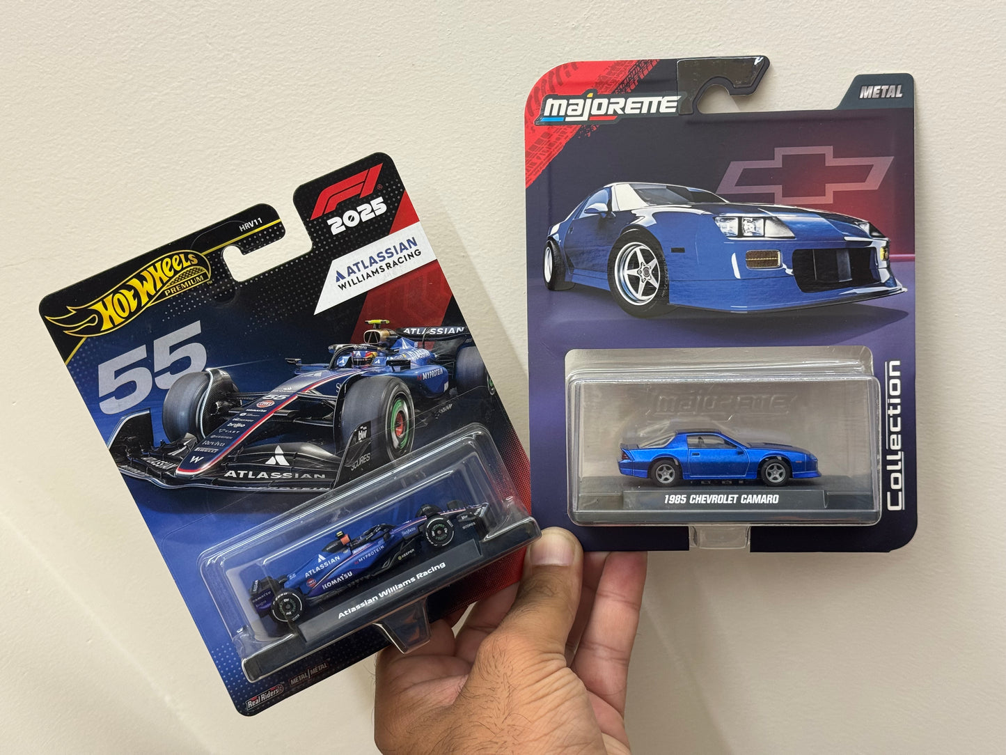 Hot Wheels - Atlassian Williams Racing + 1985 Chevrolet Camaro