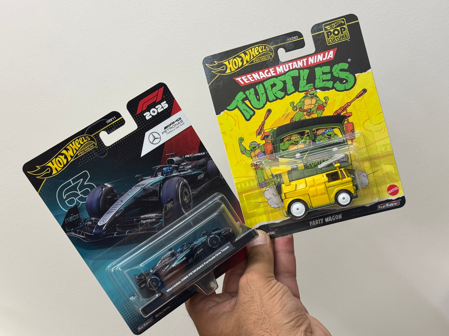 Hot Wheels - Mercedes AMG Petronas Formula One Team + Party Wagon