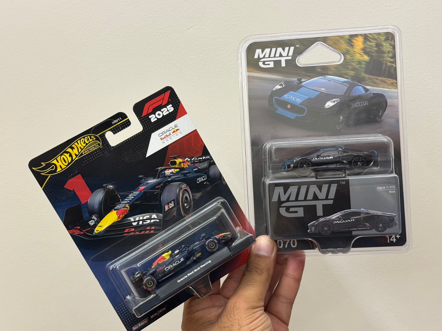 Hot Wheels - Oracle Red Bull Racing + Mini Gt Jaguar
