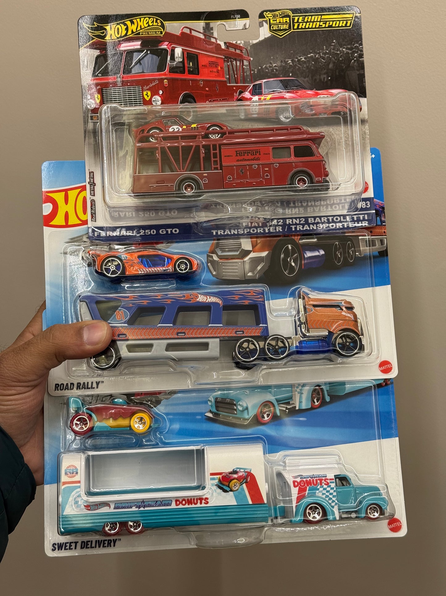 Hot Wheels - Ferrari Team Transport ( Combo with 2 Big Hauler Set of Hot Wheels)